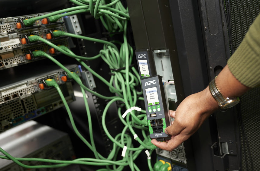 APC NetShelter Rack PDU Advanced, Switched Metered Outlet, 3Phase, 22.1kW 400V 32A or 17.3kW 415V 30A, 48 Outlets, IEC309 — Being Shipped