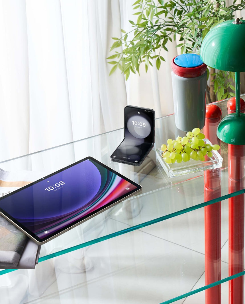 Samsung Galaxy Z Flip5 Smartphone, Qualcomm Snapdragon 8, 8GB RAM, 256GB Storage (Unlocked, Graphite) — Being Shipped