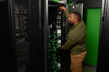 APC NetShelter Rack PDU Advanced, Switched Metered Outlet, 3Phase, 22.1kW 400V 32A or 17.3kW 415V 30A, 48 Outlets, IEC309 — Being Shipped